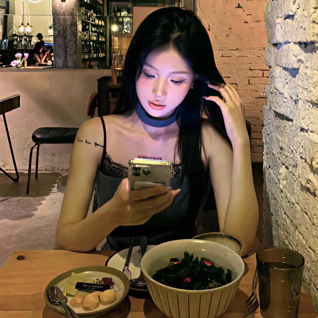 人气爱豆恋情细节流出，本人沉默不回应，凌晨引热议